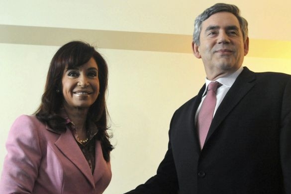 Argentinská prezidentka a britský premiér při jednání v Chile. Argentinská prezidentka a britský premiér při jednání v Chile.